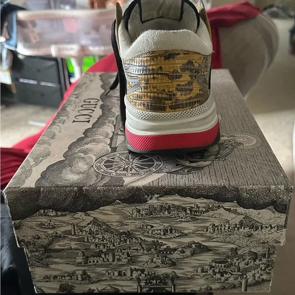 Gucci size 10 . Barely Worn. Comes with Box - thefablabs.dk display picture 3